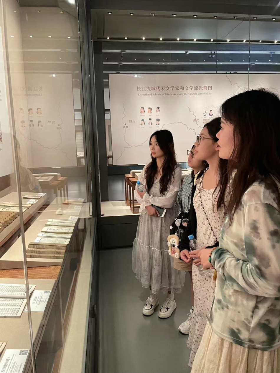 在杭州国家版本馆，视传老师给学生进行讲解.JPG