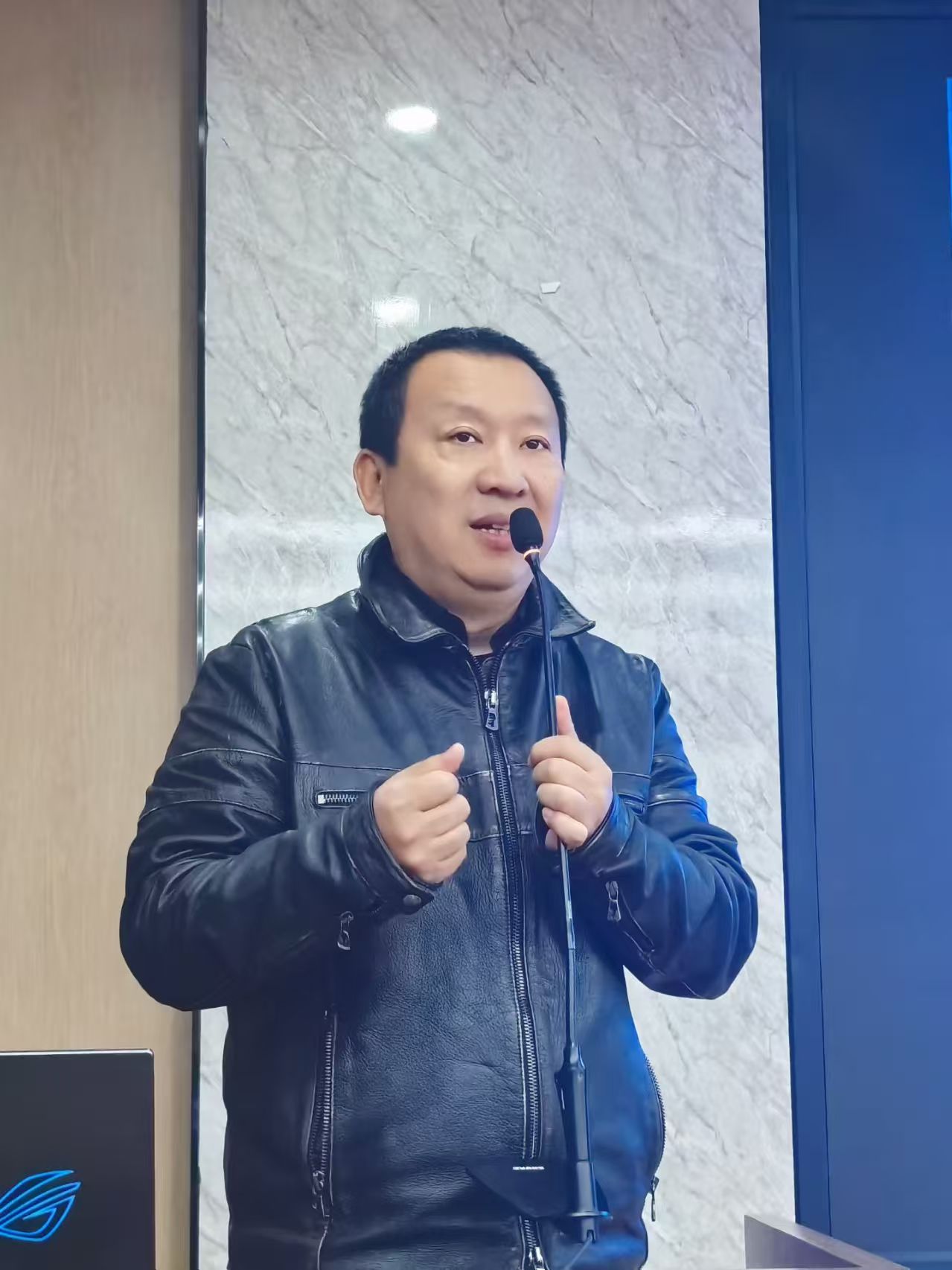 艺术设计学院成功举办《从媒体实验室到公共场域——张小涛的数字艺术实践》专题讲座